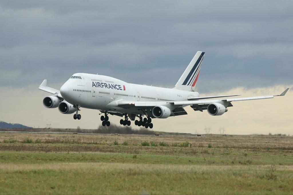 Globe_Spotter's tweet photo. Ca y est c'est fini, dernier vol commercial @Boeing 747 @AirFranceFR @AvgeeksFR @aerowebfrnet #avgeek #AF439 #Queen https://t.co/GOCrAbAoWT