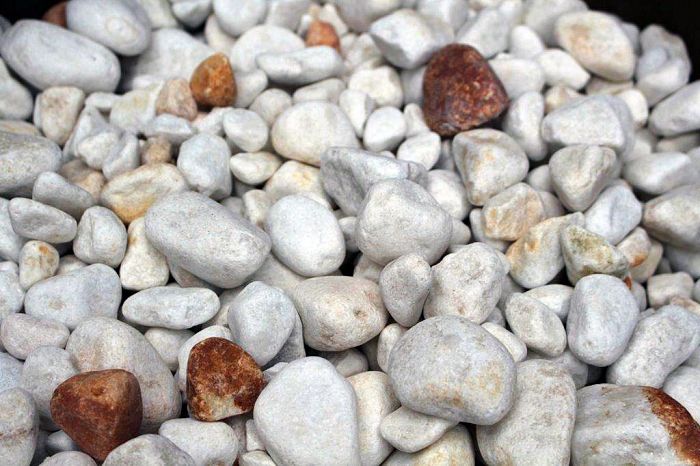 Our Rustic White Pebbles at just £68.45/bulk bag, we've limited availability, so order now! decorativeaggregates.com/product/spanis…