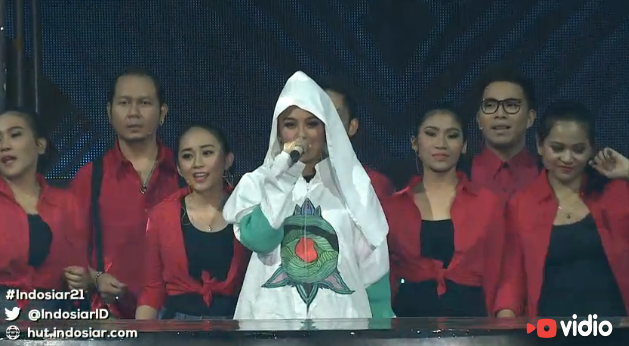 Indosiar's tweet photo. Kamu muda kamu bisa! @agnezmo di panggung Konser Raya #Indosiar21 https://t.co/sVXq6mURfj