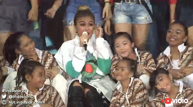 Indosiar's tweet photo. Kamu muda kamu bisa! @agnezmo di panggung Konser Raya #Indosiar21 https://t.co/sVXq6mURfj