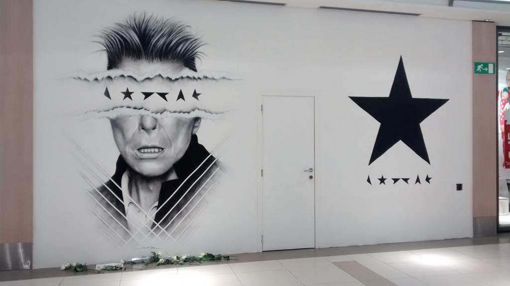 LKihl's tweet photo. A Bruxelles, la fresque de #Bowie réalisée ce week-end devient un mémorial https://t.co/YGJrOw6Tfj