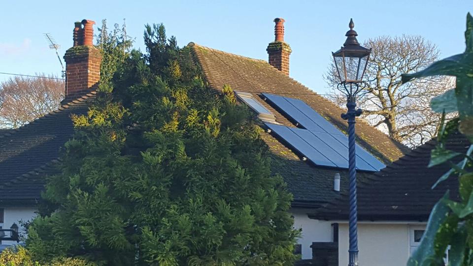 EcoWattSolar's tweet photo. 4kwp system installed in dartford last week. 16x solarworld 250w panels. https://t.co/KiYRHlhRGn