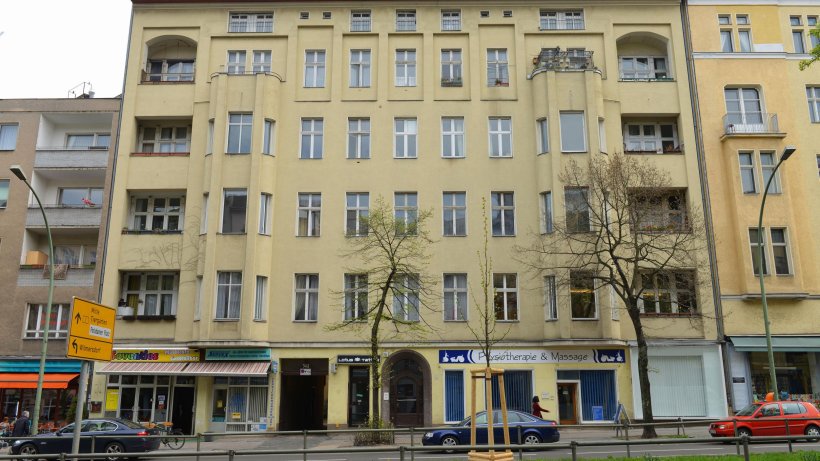 I_love_Berlin's tweet photo. Hauptstrasse 155, Berlin, where David Bowie lived. #Bowie #Berlin https://t.co/ZuEaNYYIyu