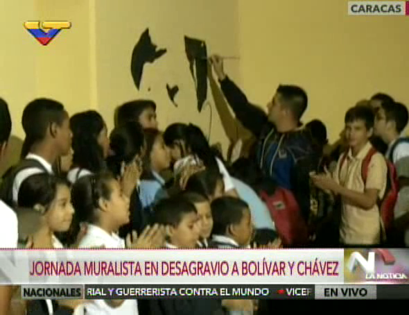 VTVcanal8's tweet photo. [AHORA] Jornada muralista en desagravio al Libertador Simón Bolívar y el Comandante Supremo Hugo Chávez https://t.co/2QgaN9oq50
