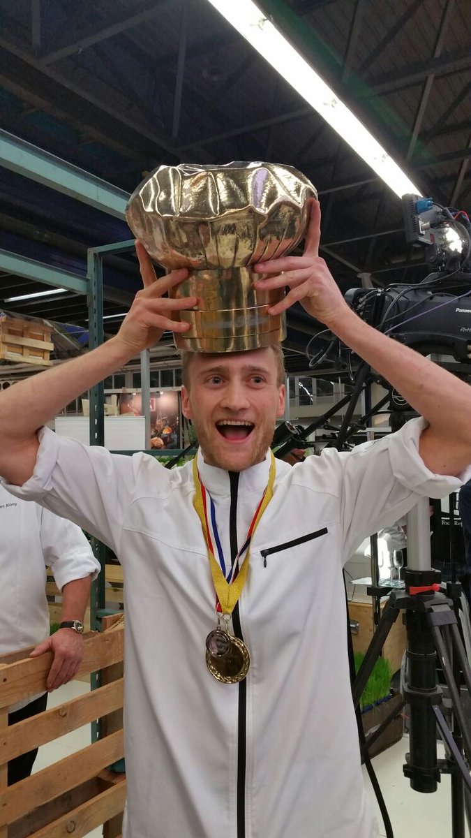 sonmarianne's tweet photo. Trots op onze koen. Samen met team #wollerich #goudenkoksmuts gewonnen. https://t.co/81nl8J3IF0