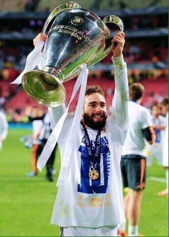 Madridismoreal's tweet photo. Un madridista de los pies a la cabeza. 

¡Muchas felicidades @DaniCarvajal92 ! 🎂🎉💯👌🏻⚽️ #HalaMadrid https://t.co/TpSdywg2qa