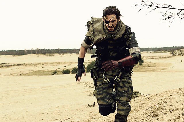 本物と区別つかない！？海外のスネークのコスプレイヤーの再現度がヤバすぎるｗｗｗ