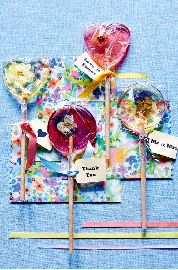 What a cute idea for #homemade favours, edible flower lollipops! 🍭 #wedding #love #flowers