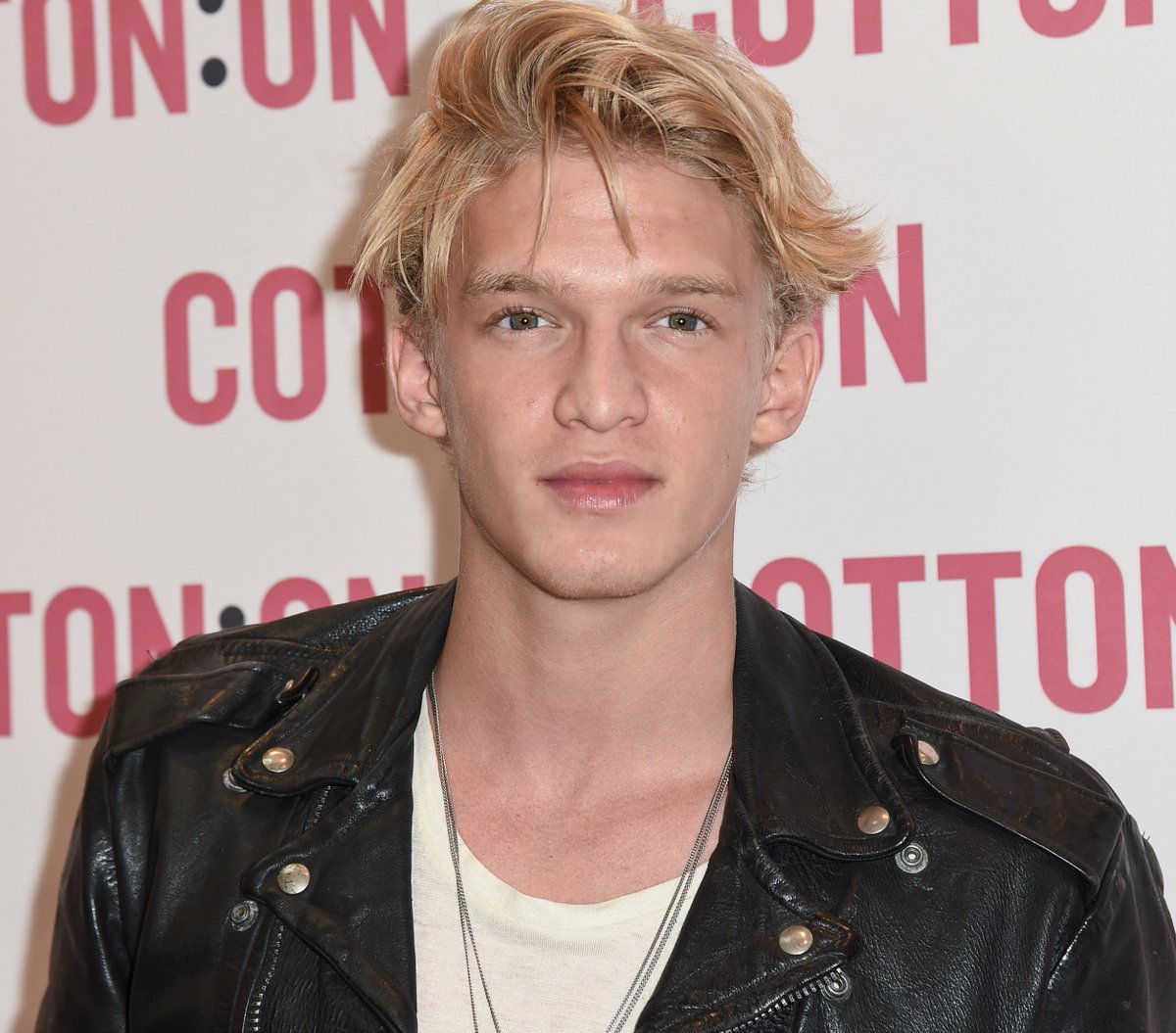 Коди симпсон 2023. Cody simpson cody simpson 2022album. Коди симпсон шатен. Коди симпсон 2023. C f d y.