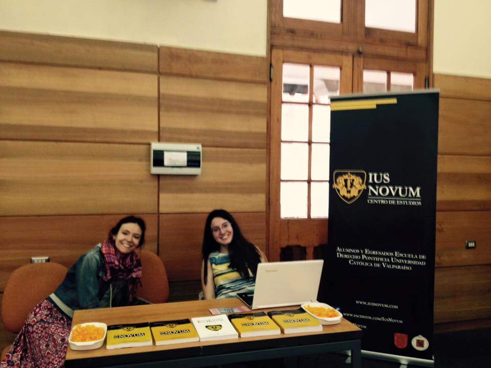 IusNovum's tweet photo. Nos encontramos dando la bienvenida a futuros estudiantes de @DerechoPUCV. Info sobre #IusNovum en nuestro stand 📚 https://t.co/kvwvHrnC34