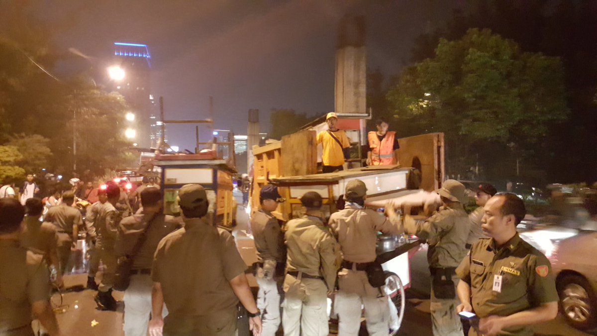 Camat Tn Abg memimpin penertiban PKL sepanjang Jl. Asia Afrika, Senayan. <a href="/BeritaJakarta/">Berita Jakarta</a> @jakartagoid