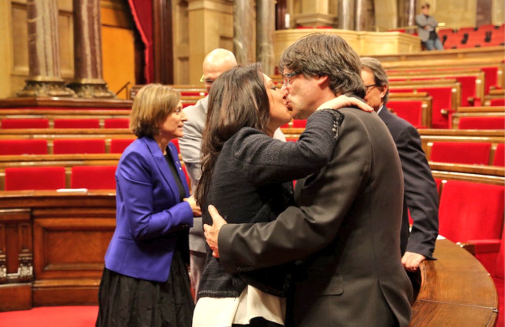 elputuamu's tweet photo. Vaig ser l'últim en abandonar l'hemicicle i no vaig poder evitar emocionar-me (allà dalt, sol) amb Mas i el MH @KRLS https://t.co/mIvWFjoWI8