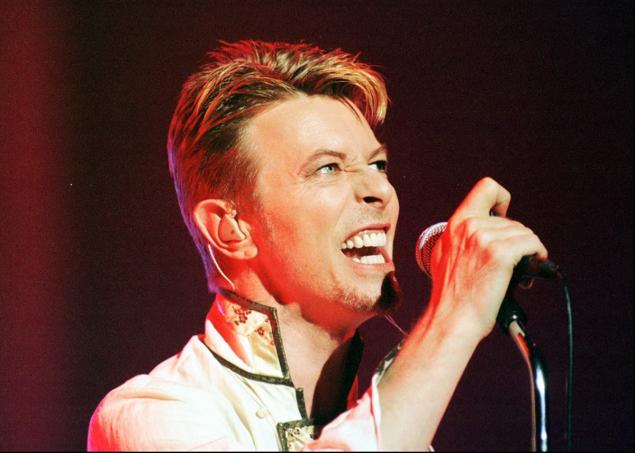 NYDailyNews's tweet photo. #DavidBowie's music and gender-bending influenced everyone in the industry https://t.co/JY5PO3fLB0 https://t.co/TkXYaZhzQY