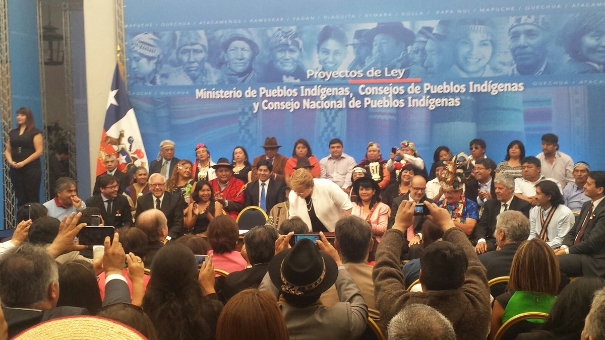 CONADI_Gob's tweet photo. AHORA!, Presidenta Bachelet y Ministros firman proyectos de ley del Ministerio y Consejo de #Pueblosindigenas https://t.co/yavcWK58K3