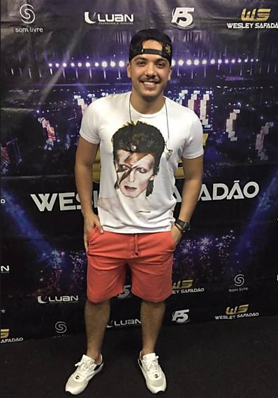 folha's tweet photo. Wesley Safadão posta foto com camiseta de Bowie um dia antes da morte do cantor https://t.co/0IavavOHKo https://t.co/gPBwmjxVUo