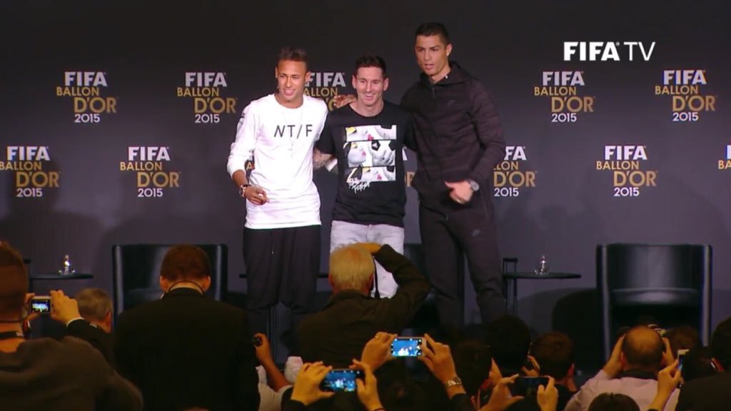 FCBI_Kisaran's tweet photo. #FCBPict Neymar, Messi dan Cristiano sesudah Konferensi Pers 
#Neymar #Messi #Cristiano
#BallondOr https://t.co/nAyQFJM5Jf