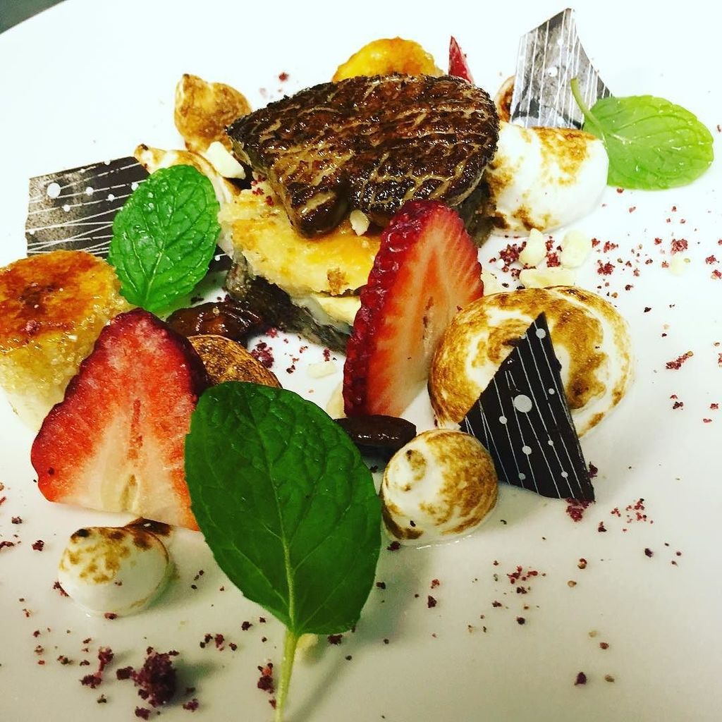 Commanders_NOLA's tweet photo. Foie gras w/ toasted meringue #louisiana strawberries, chocolate textures #nola #chefstabl… https://t.co/6zofPuZCvK https://t.co/6f0ZfqcDhF