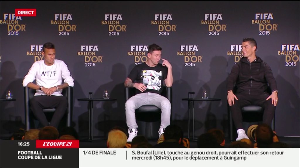 ActuFoot_'s tweet photo. #Cristiano: "Messi, j'aimerais bien avoir sa jambe gauche..."

#Neymar: "Moi je prend les deux jambes... (rires)" https://t.co/rtVrqozUU6
