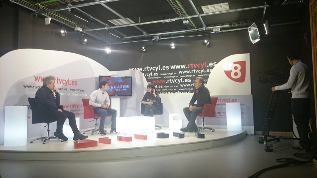 bearicoactriz's tweet photo. En Canal 8 Segovia,invitándoos al concierto del sábado.Ayuda a los refugiados víctimas d las inundaciones #salaboss https://t.co/DFGeNgCZ2Y