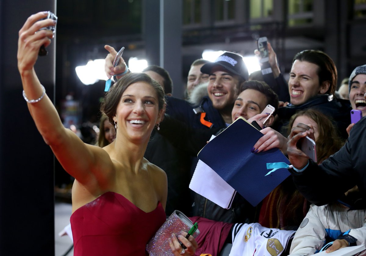 fifacom_es's tweet photo. 📷 FOTOS - Confidencias, 'selfies', emociones.
La Gala del #BallondOr, en imágenes: https://t.co/h6iYQXZUAx https://t.co/F8WlyeEsuE