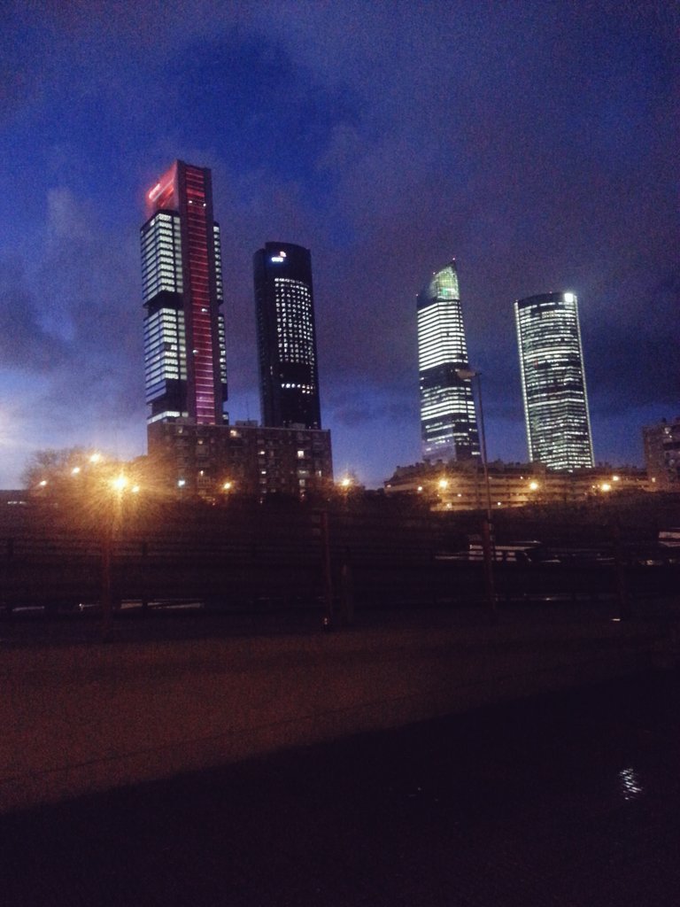 AdrianMarquez19's tweet photo. De Madrid al cielo. https://t.co/c1VYWOjDNT