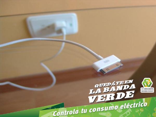 Stephanisartory's tweet photo. No dejes enchufado los cargadores de aparatos electrónicos cuando no los estés usando #BandaVerde @LMOTTAD https://t.co/xhisBY0R2K