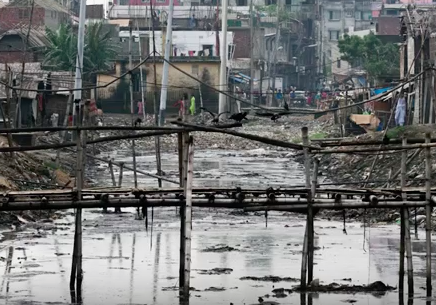 HautParleurs_'s tweet photo. Eau noire d'un fleuve au Bangladesh, incroyable #reportage #lesHautParleurs @ZeppelinGeo https://t.co/NQmi8sLl5C https://t.co/fkdlaaZ69u