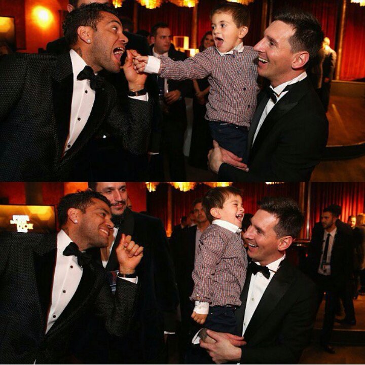 ThiagoMessiRocc's tweet photo. Dani Alves jugando con Thiago. #Messi https://t.co/5Zay7HCLZ7