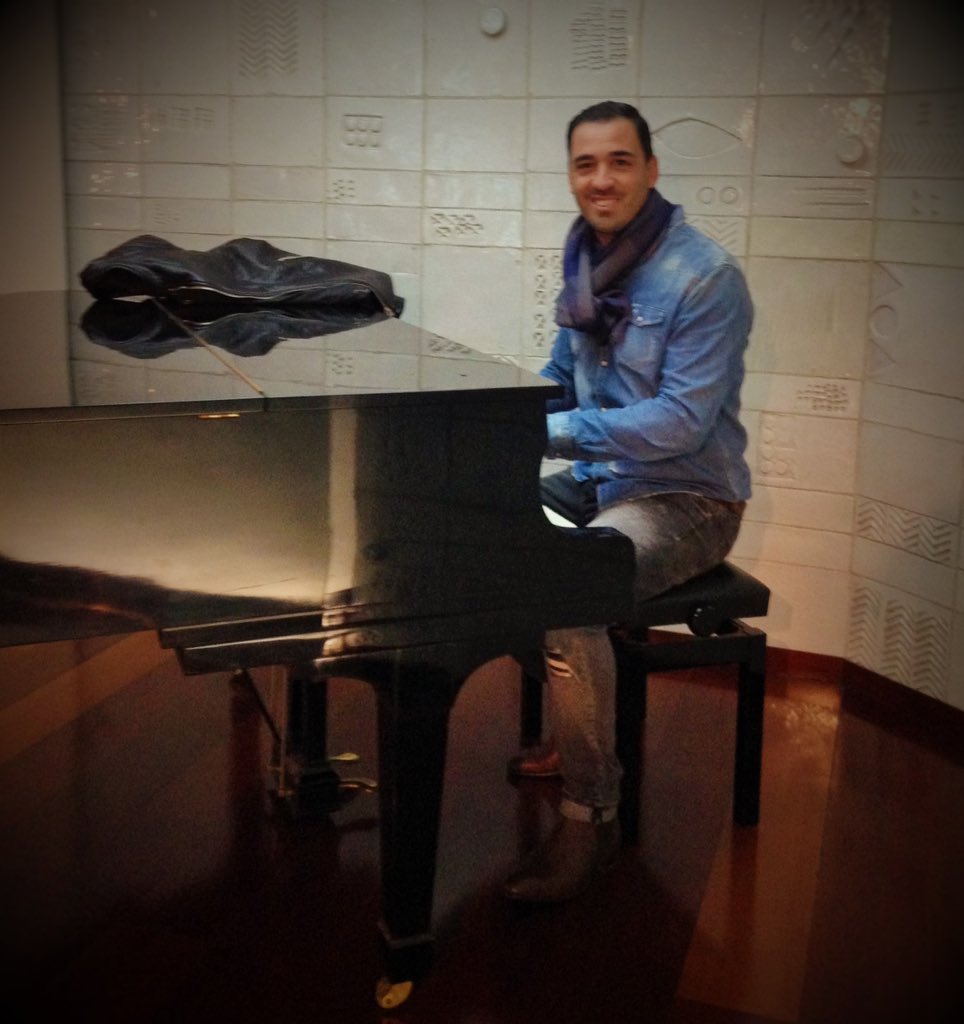 SandroDiamantis's tweet photo. De retour de Madrid les Amis!
Je vous fais part de mes meilleurs voeux pour #2016 
#TeamDiamantis #PopLatino
#Happy https://t.co/jtfO31xRB6
