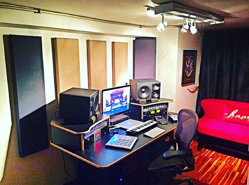 . @frisktrackz with a clean personal set up. This is very cozy. Sick! #mysetupsick