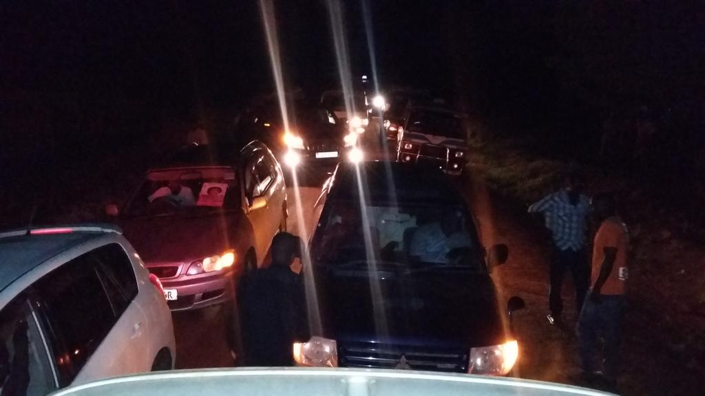 sadabkitatta79's tweet photo. @AmamaMbabazi is now planning to walk thru the police barricade #Busolwe-NagongeraRoad https://t.co/U53JCVnA0t