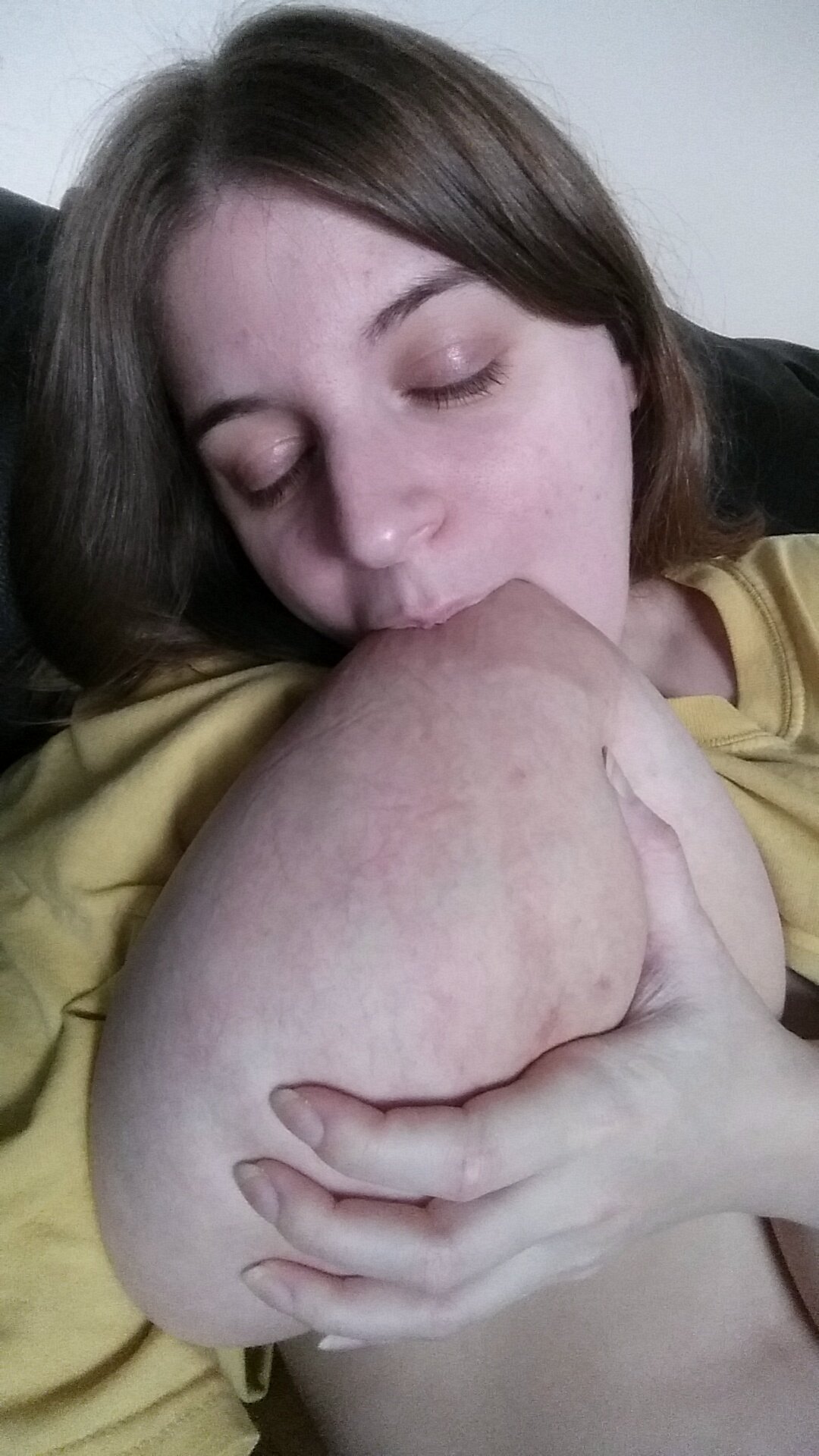 Sarah Rae on X: Sucking on my #tits early this afternoon #titsout  #titsfordays #nipplesucking #hugeboobs t.co3WTmrfh4fr  X