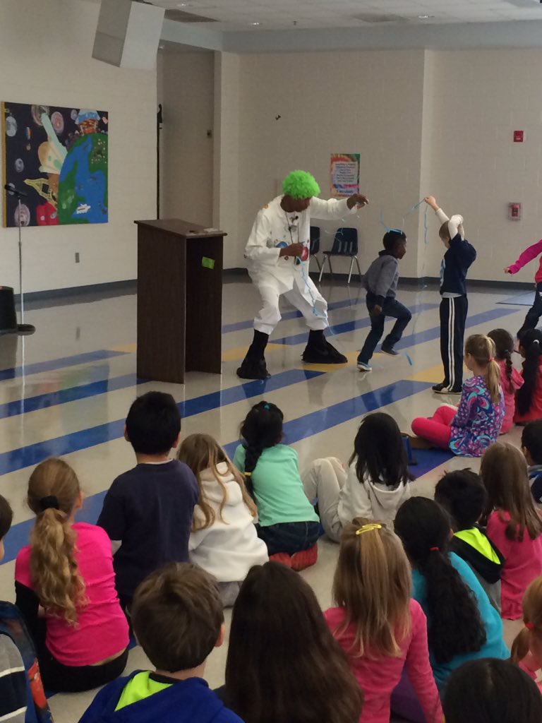 kellybkeller's tweet photo. Such a fun morning with Mr. #sciencemachine! @DolvinES #firstgrade #dolvintweets #hispassionisscience #passionfirst https://t.co/ABvqZs4aF0