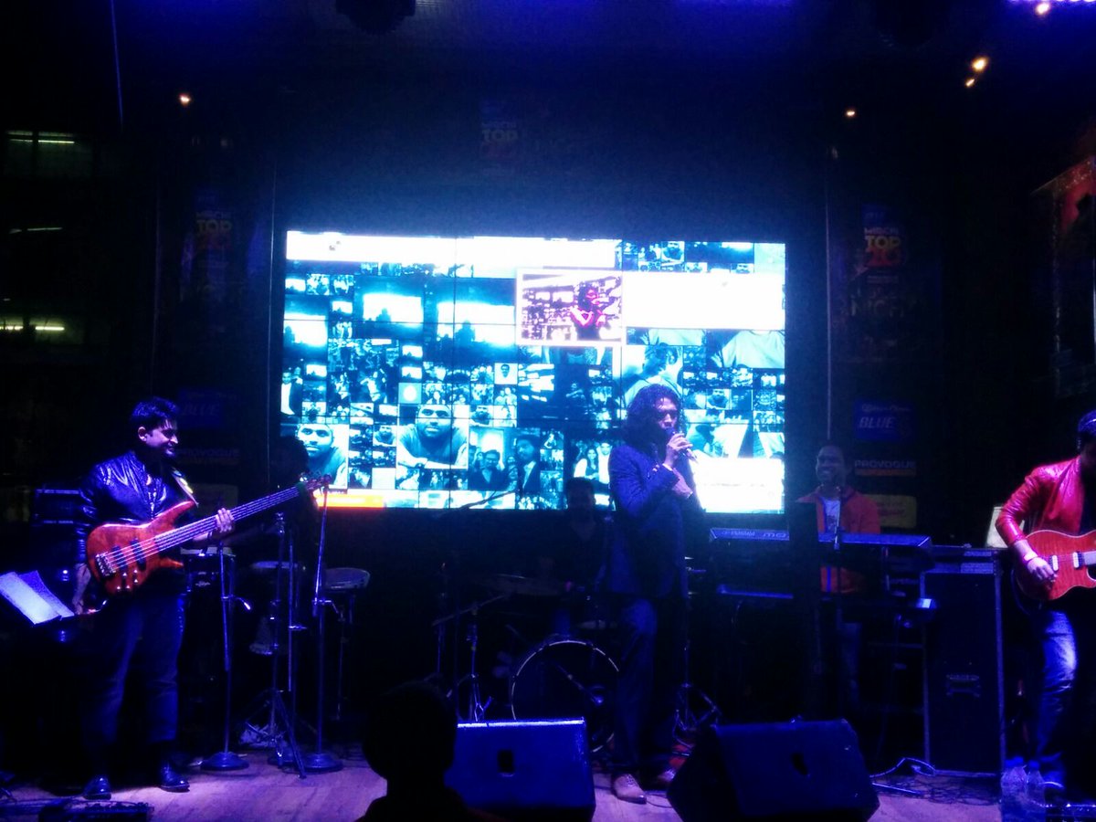 mirchiplus's tweet photo. .@AzizNakash performing on #AfghanJalebi at the #MT20Jubilee #OCBlue https://t.co/xx7H43R5XI