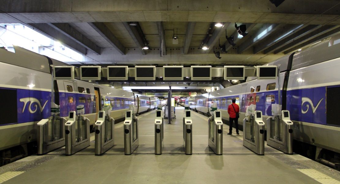 France3Paris's tweet photo. Finis les adieux au pied du #TGV : les #portillons de validation débarquent à #Montparnasse https://t.co/um0POGofNA https://t.co/fpgQAZnNah