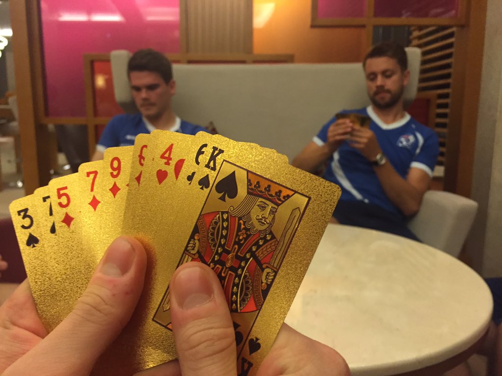 Menn njóta samvista á margvíslegan hátt í Abu Dhabi. Þar eru kóngar og prinsar.