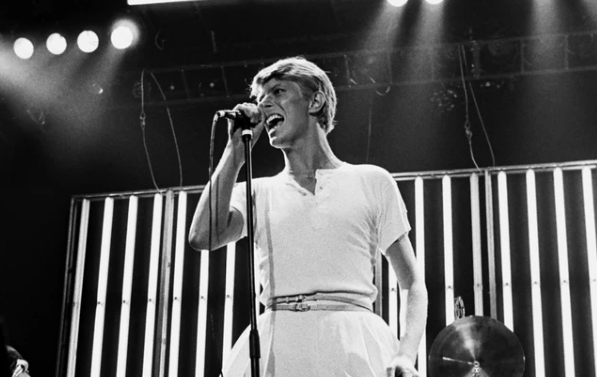 bustle's tweet photo. 13 David Bowie looks you forgot about: https://t.co/ti4g0VnVNJ https://t.co/Ltcjoz5tqc