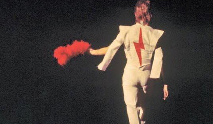 FMDBlog's tweet photo. #DueNote di #SerenaIannicelli #RipDavidBowie: @Eggiggio X @FMDBlog ricorda @DavidBowieReal https://t.co/8AySdhvAG6 https://t.co/RZluju1hxQ