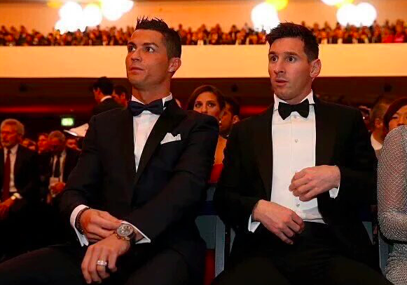 viveesmeralda's tweet photo. Dos Grandes del Fútbol esperando el premio al #BallondOr ¿Cual es tu favorito? https://t.co/AffjphoQ6p