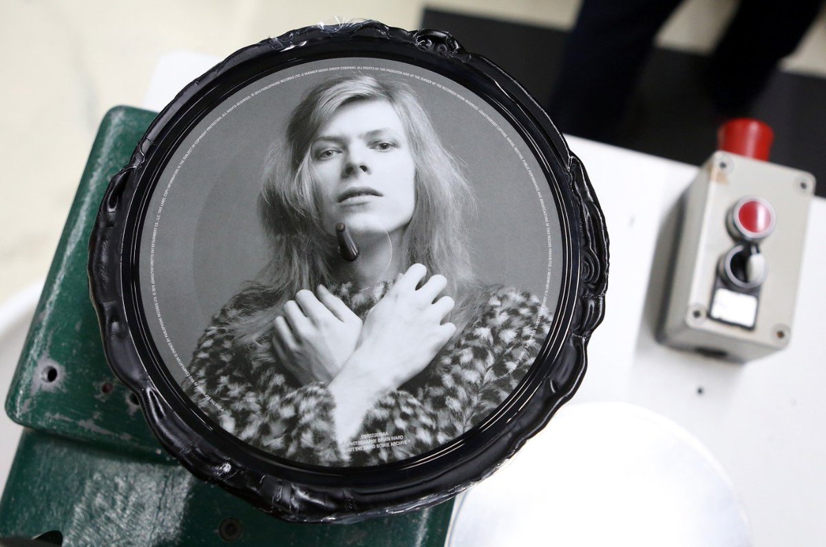 Slate's tweet photo. Why David Bowie's androgyny was a rare, precious gift: https://t.co/a4NvXYShqe https://t.co/QcVKHTzYfb