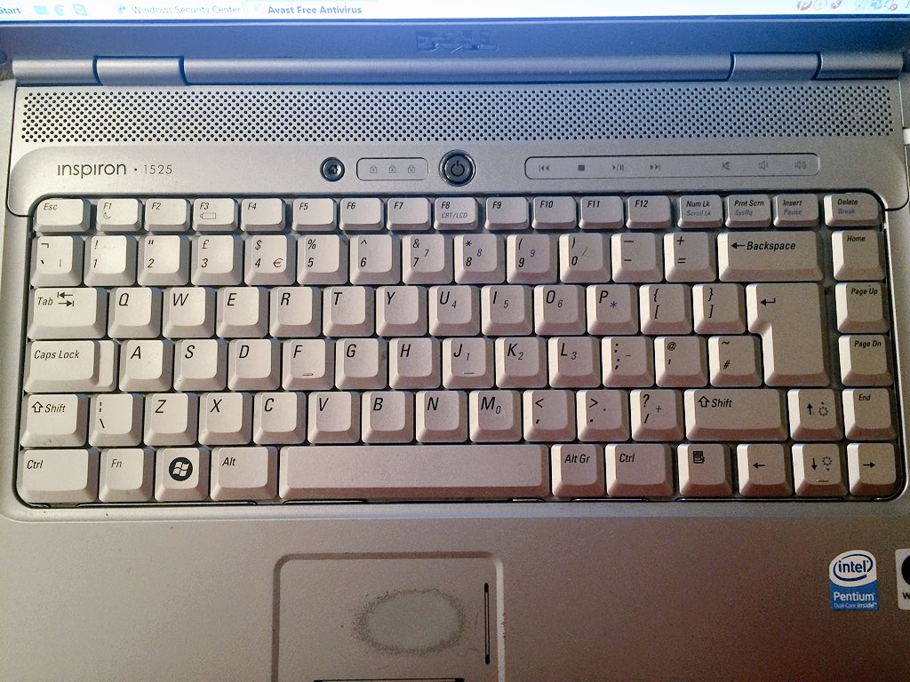 serana_blossom's tweet photo. I love my Dad to bits but I hate his slow, buggy, intermittent #Vista laptop! Aaaaaaahhhhhh!!! #computershit #hating https://t.co/CvMy84M5L9