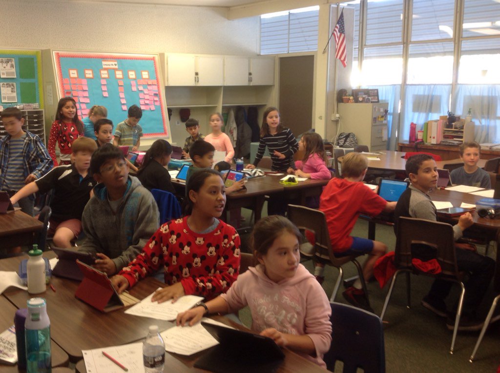 AcaciaLaFont's tweet image. Students practiced finding equivalent fractions by playing a game on Kahoot.it @GetKahoot #FSDmath