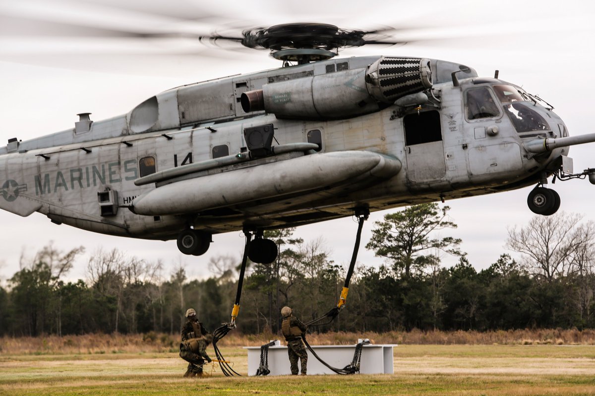 USMC's tweet photo. Take It Away!

Marines w/ CLB-2 conduct external lifts with Marine Heavy Helicopter Squadron 302 @camp_lejeune https://t.co/CxQ49o399V