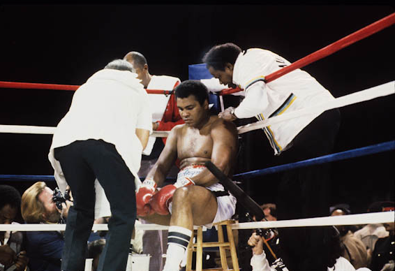 MuhammadAli's tweet photo. "Inside of a ring or out, ain't nothing wrong with going down. It's staying down that's wrong." #MuhammadAli https://t.co/km6jVaRNIi