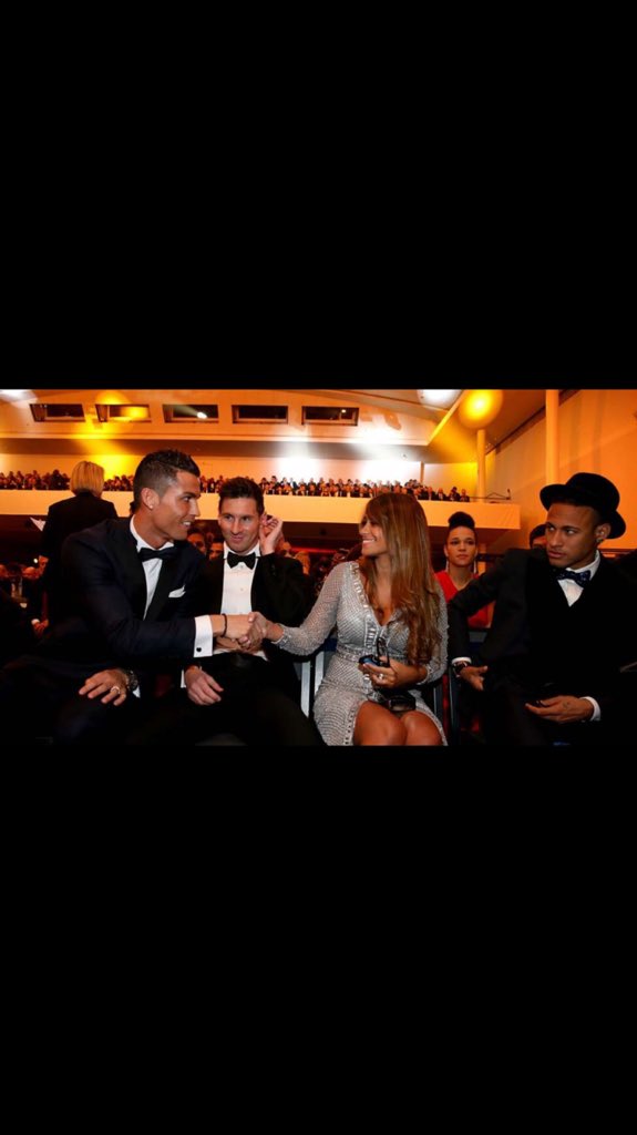 eLPeritaCule's tweet photo. No gano el balón, pues me ligo a tu xurri!😂😂😂Lo mejor la mirada de Ney a CR #felicidadesmessi #besthistory https://t.co/f9qNtvDt3M