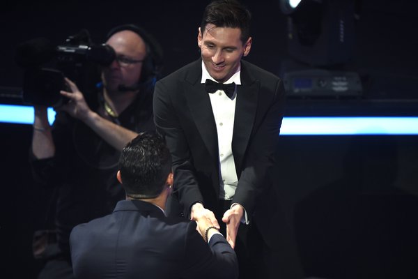 #Cristiano Ronaldo congratulates #BallondOr 2015 winner Lionel #Messi 

[BBC]