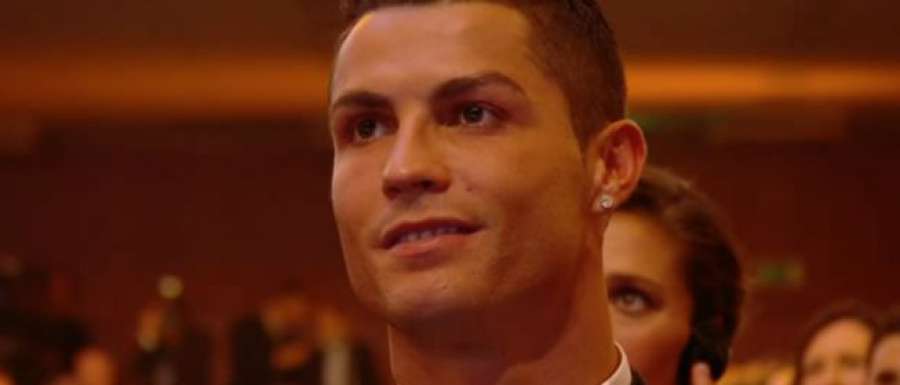 diarioas's tweet photo. #Cristiano supo perder: la sonrisa en el discurso de #Messi. Todo un ejemplo de deportividad https://t.co/tSj4EzIsXo https://t.co/HIW4vnItgF