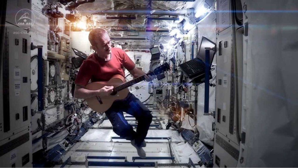 PolkaRobot's tweet photo. David Bowie has left the planet https://t.co/Jz8fZ0clAG https://t.co/PYtLuhNY0Q