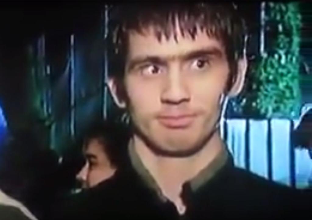 Footie fan who's the spit of Dumb And Dumber's Lloyd spotted at an FA Cup match thesun.uk/6013BX8VS