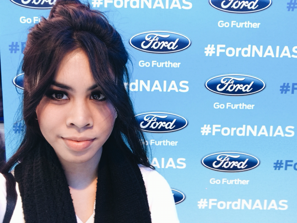ashleyargota9's tweet photo. Ford blue really brings out my eyes. @Ford #TalkWithFord #FordNAIAS #ad https://t.co/OfVIuDQutl